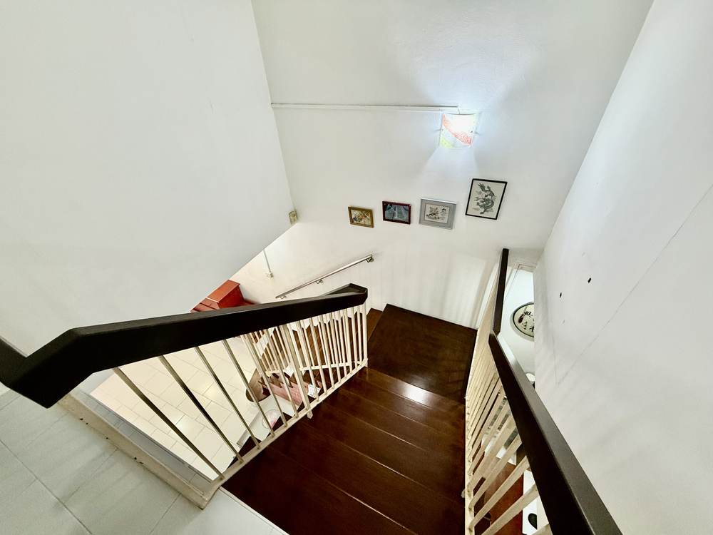 Double-storey staircase showing the maisonette scale